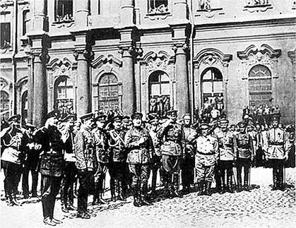 А Ф Керенский приветствует войска на Дворцовой площади 1917 г Пациенты - фото 530