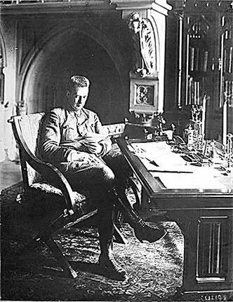 А Ф Керенский в Готической библиотеке Николая II 1917 г А Ф Керенский - фото 533
