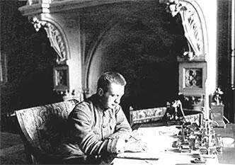 А Ф Керенский за работой в Готической библиотеке Николая II 1917 г - фото 534