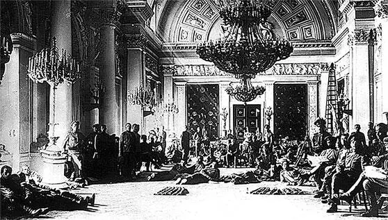 Белый зал Зимнего дворца 1917 г Помещение ударниц Женского батальона в - фото 537
