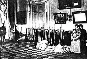 Помещение ударниц Женского батальона в Зимнем дворце 1917 г Ударницы - фото 538