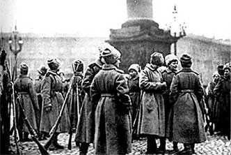 Ударницы Женского батальона на Дворцовой площади Октябрь 1917 г Броневик и - фото 539