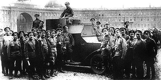 Броневик и юнкера на Дворцовой площади 1917 г Золотая гостиная императрицы - фото 540