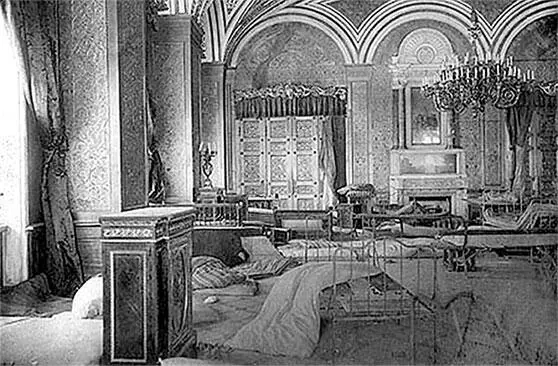Золотая гостиная императрицы Марии Александровны Октябрь 1917 г Юнкера в - фото 541
