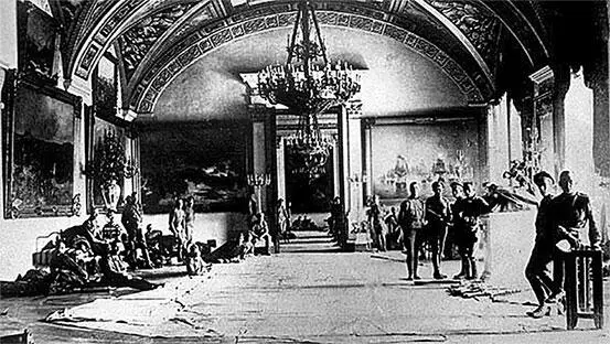 Юнкера в Зимнем дворце Октябрь 1917 г Баррикады из дров перед Зимним - фото 542