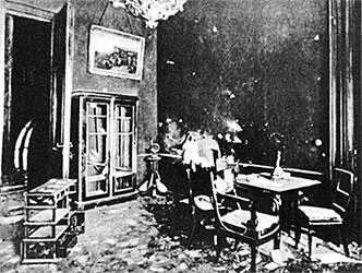 Приемная Александра III в Зимнем дворце куда попал один из двух снарядов 1917 - фото 566