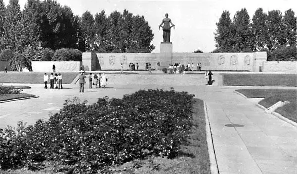 Мемориал на Пискаревском кладбище Родинамать В 1945 году в Ленинграде - фото 170