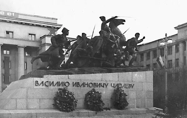 НФ Бровкин ГМ Манизер Памятник ВИ Чапаеву У каждого творческого - фото 193