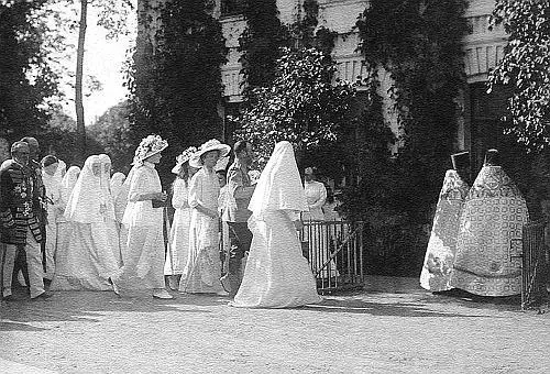 Николай II с дочерьми в МарфоМариинской обители Фотография 1912 г С 1929 - фото 72