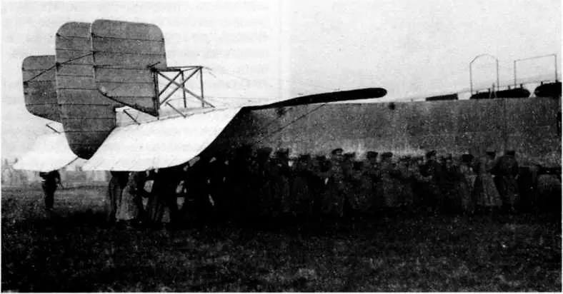 Киевский 128 выводят из палатки Корпусной аэродром Осень 1914 года - фото 46