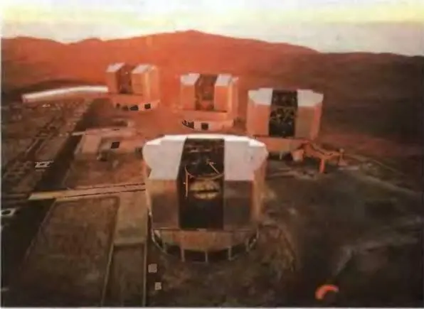Общий вид обсерватории VLT на закате когда Солнце садится в облака На - фото 4