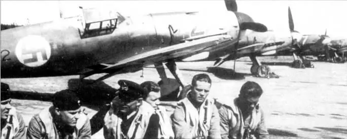 Дежурные пилоты 1LeLv 34 в ожидании вылета на аэродроме Утти 1 июня 1943 - фото 143