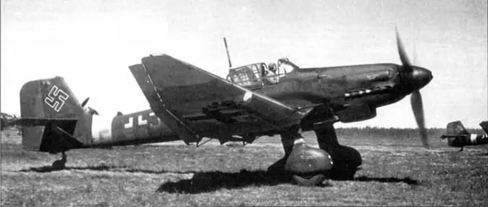 Юнкерс Ju 87D5 S7JH фельдфебеля Освальда Гадо из 1SG 3 на аэродроме - фото 167