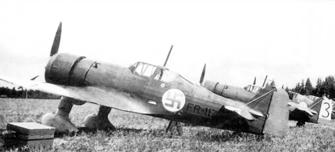 Фоккеры DXXI LLv 32 на аэродроме Сиикакангас в июне 1940 года Первые три - фото 38