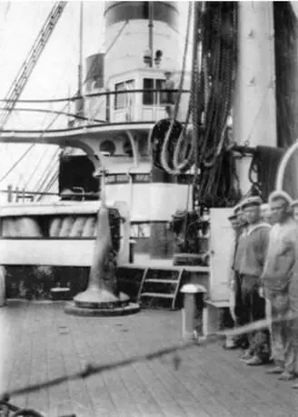 Вверху на крейсере Россия после вступления в строй 18971898 гг Внизу - фото 109