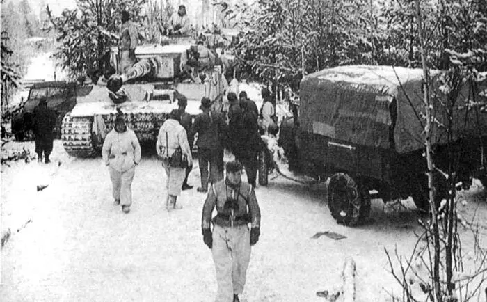Танк тигр по пути на фронт в районе Ленинграда январь 1943 г В ночь на 10 - фото 77