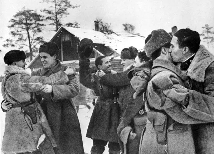 Блокада Ленинграда прорвана Встреча бойцов Ленинградского и Волховского - фото 78