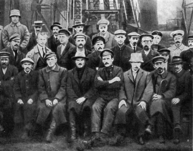 Енакиево И П Бардин с группой инженеров и рабочих завода 1920 г И П - фото 8