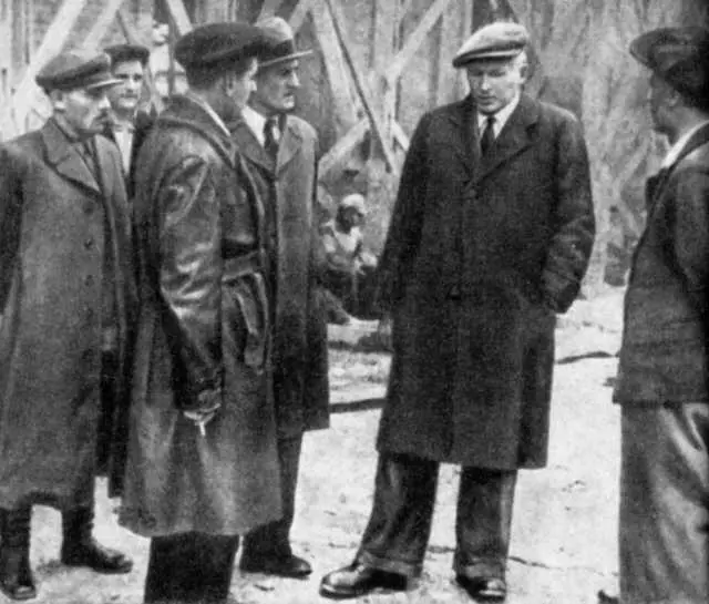 Академик Бардин на Руставском металлургическом заводе 1947 г И П Бардин - фото 22