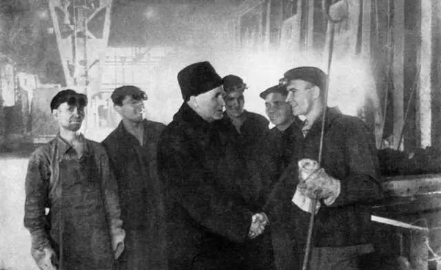 На заводе Серп и молот Академик Бардин с группой венгерских инженеров - фото 25