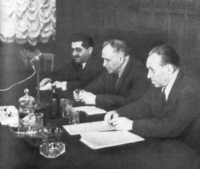Идет совещание по применению вакуума в металлургии 1956 г - фото 28