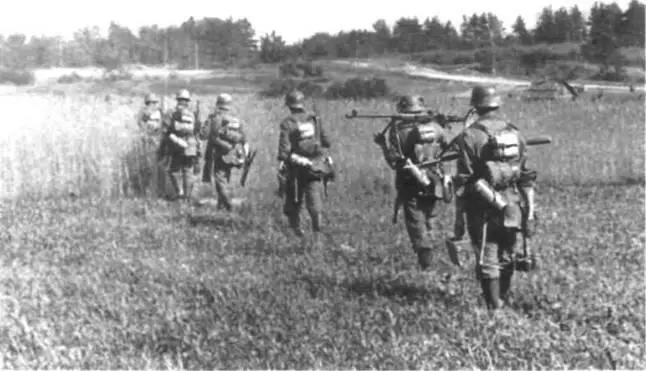 Штурмовое отделение продвигается вперед по французскому полю 1940 г Последний - фото 8