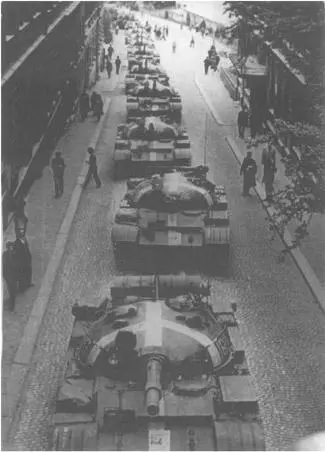 Tanks in the streets of Prague The Soviet tanks are marked with a white cross - фото 1