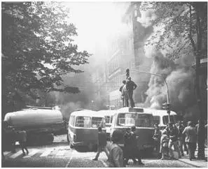 Buses and trams are used to build barricades Courtesy of Ústav pro soudobé - фото 3