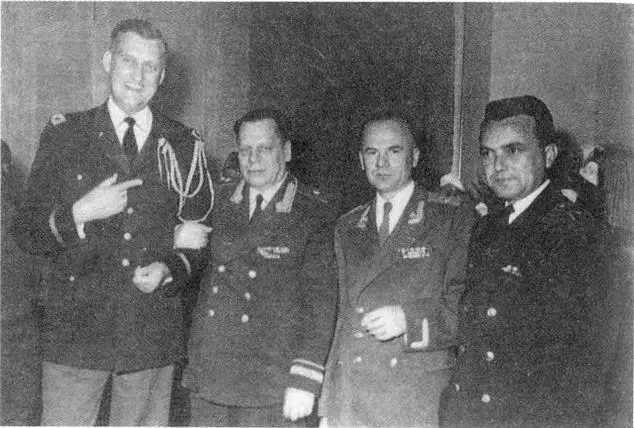 Слева направо американский военный атташе полковник Чарльз Маклин Пик - фото 3