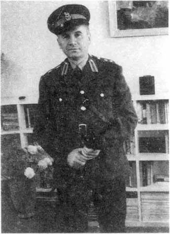 Пеньковский в форме полковника армии Великобритании Лондон 1961 год Архив - фото 9