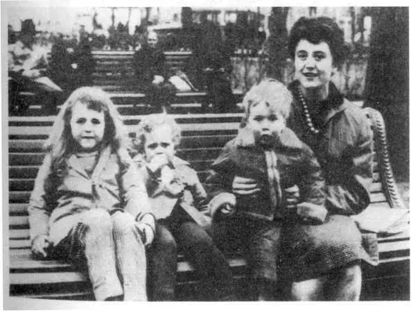 Эта фотография Дженет Чисхолм и ее детей на Цветном бульваре была предъявлена - фото 10