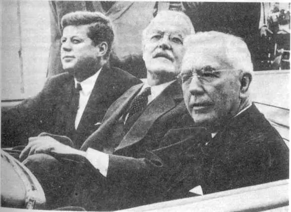 Президент Джон Ф Кеннеди Аллен Даллес и Джон Маккоун в ноябре 1961 года - фото 13