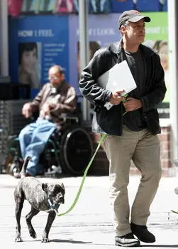 Stewart takes his threelegged dog Champ for a walk in New York in spring - фото 13