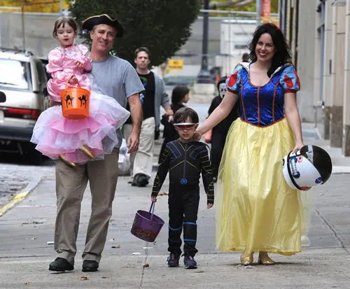 The Jon Stewart family goes trickortreating in Tribeca on Halloween 2009 - фото 15