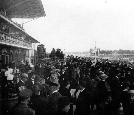 На Коломяжском ипподроме 9 июня 1913 г Фото из ЦГАКФФД СПб На скачках - фото 53