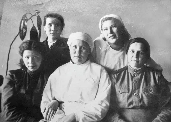 Представители медицинского персонала эвакогоспиталя 64 Крайняя слева С - фото 111