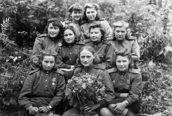 Телефонисты и радистки роты связи 38го БАО Лето 1944 г Бабино В конце мая - фото 126