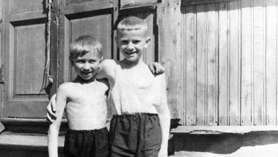 Закадычные друзья с Малой Ивановской улицы у входа в детский садик Справа В - фото 163