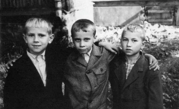 Мальчишки с Малой Ивановской улицы Слева В Гузий Фото конца 1950х гг Из - фото 164