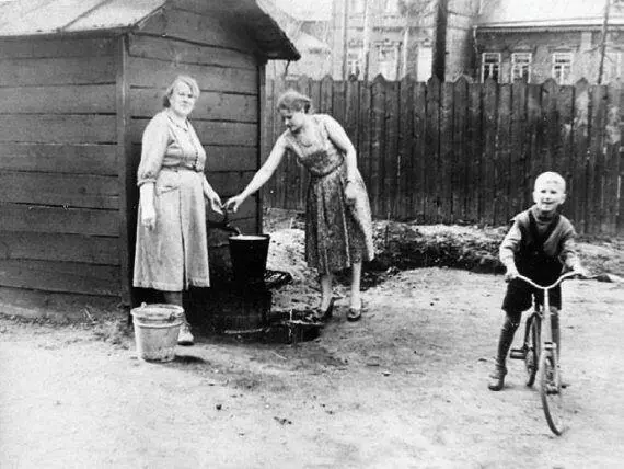 Колонка на Малой Ивановской улице Фото 1959 гиз архива А Бегунова - фото 166