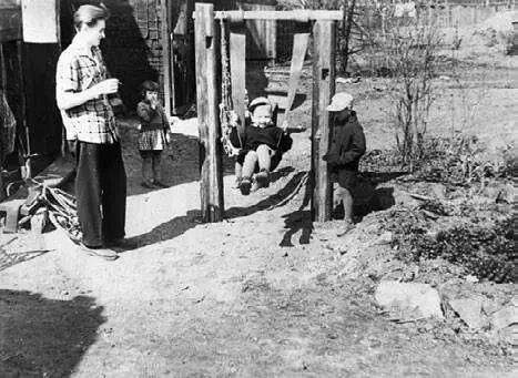 Во дворе на Малой Ивановской ул 4 Фото конца 1950х гг Из архива А - фото 168