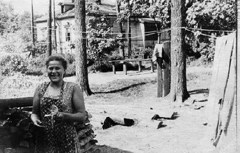 Во дворе на Малой Ивановской ул 4 Фото конца 1950х гг Из архива А - фото 169