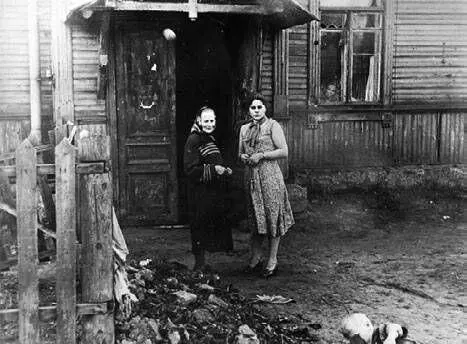 Во дворе на Малой Ивановской ул 4 Фото конца 1950х гг Из архива А - фото 170