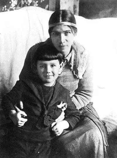 Э Прокофьев с мамой Марией Николаевной дочерью художникаакварелиста - фото 241