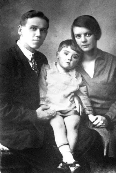 М Булыгинская в центре вместе с родителями Фото 18 апреля 1932 г Из - фото 270
