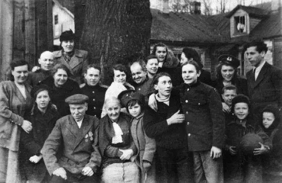 Обитатели домов на Фермском шоссе с родными и знакомыми В первом ряду слева - фото 271