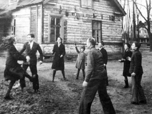 Послевоенная Удельная игра в волейбол на Фермском шоссе Фото 19471948 гг Из - фото 272