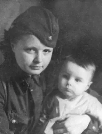 М Емельянов с мамой НМ Емельяновой 1942 г Из архива МБ Емельянова А - фото 275