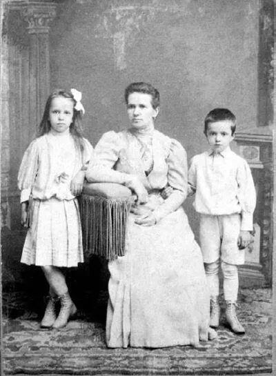 М Цветкова АИ Цветкова в центре М Цветков Фото около 1910 г Из - фото 296
