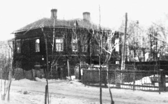 Дом Ne 3 наш дом март 1964 г Видно что левый его угол уже осел и готов - фото 339